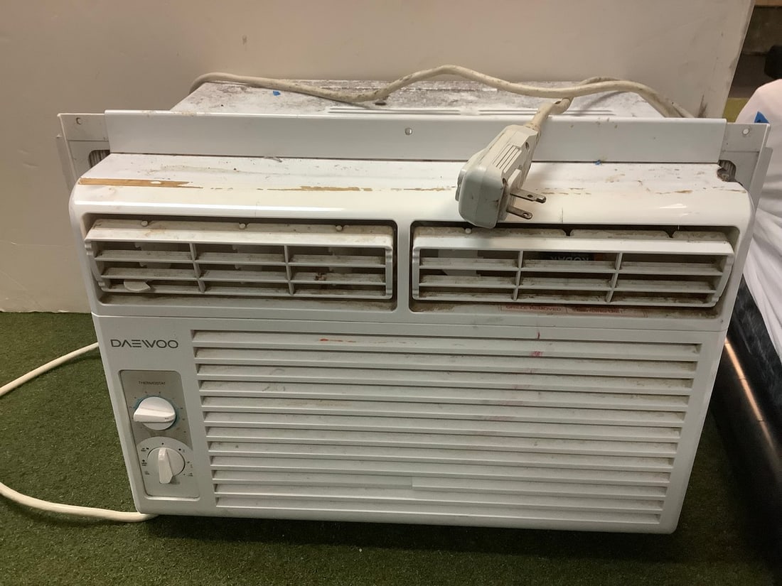 Daewoo air conditioner(22in.x16in.x14in.) (1 of 1)