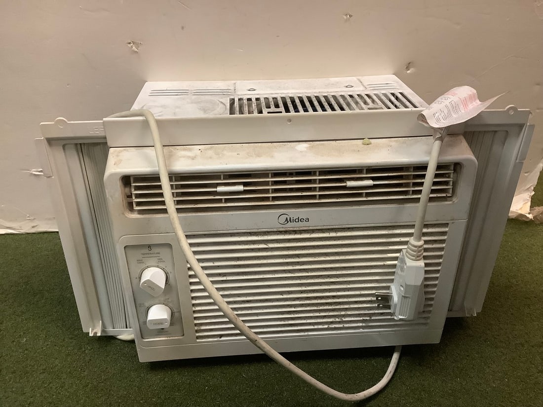 Midea window type air conditioner(22.5in.x13.5in.x13in.) (1 of 1)