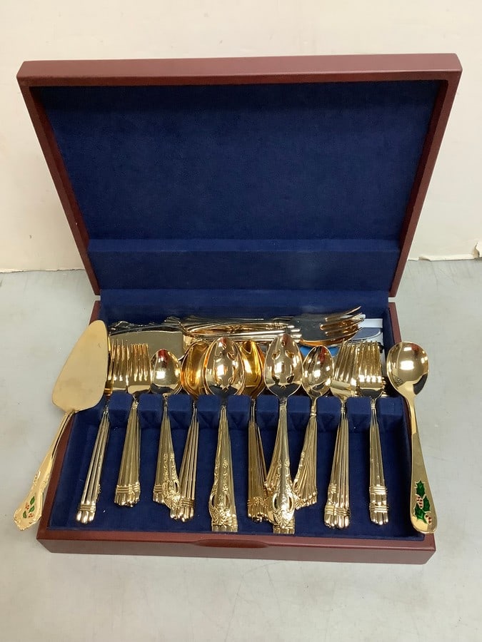 Set of gold utensils in case(14.5in.x11.5in.x3in.): Set of gold utensils in case(14.5in.x11.5in.x3in.)