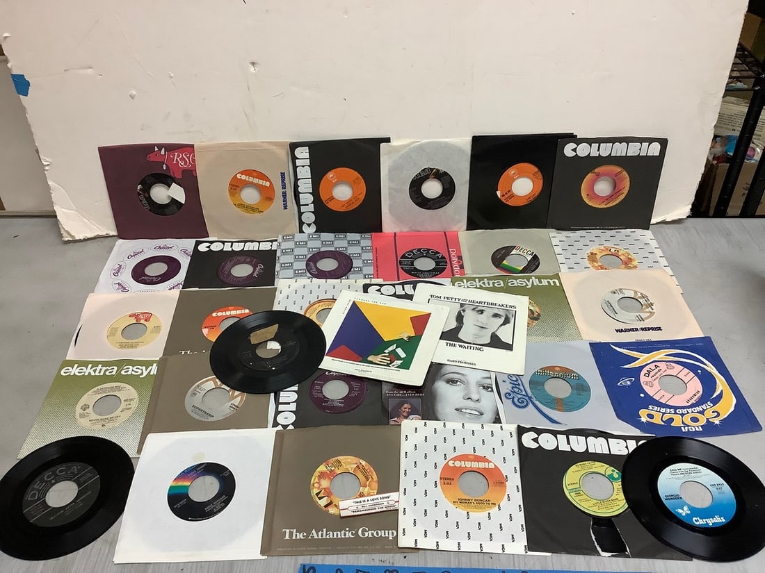 Vintage 45's(Barbara Mandrell, Bing Crosby, Frankie & The Knockouts, and more-about 30 total): Vintage 45's(Barbara Mandrell, Bing Crosby, Frankie & The Knockouts, and more-about 30 total)