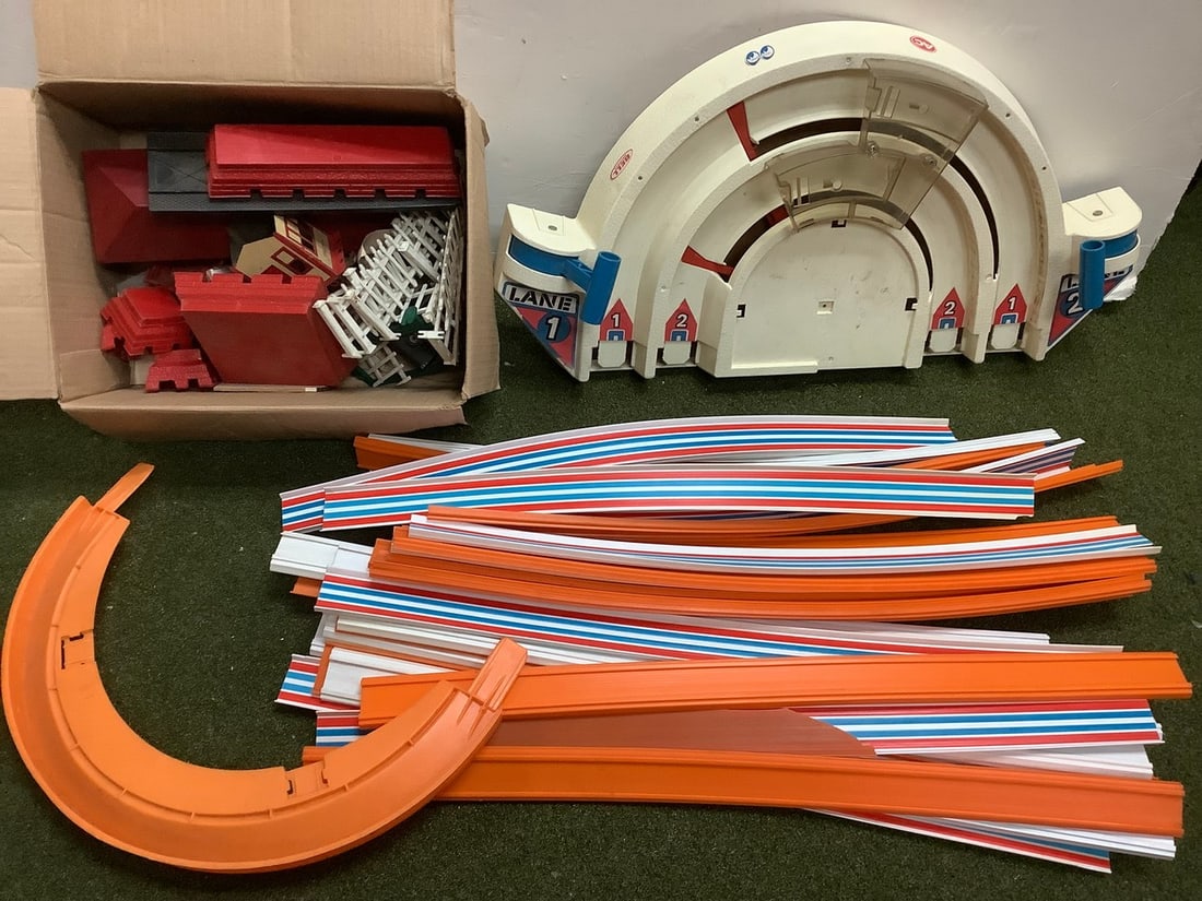 Racetrack Building Set, Vintage Building Models (1 of 1)