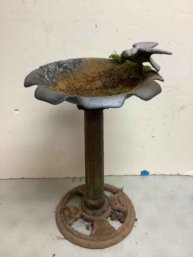 Cast iron bird bath(22.5in.tall): Cast iron bird bath(22.5in.tall)
