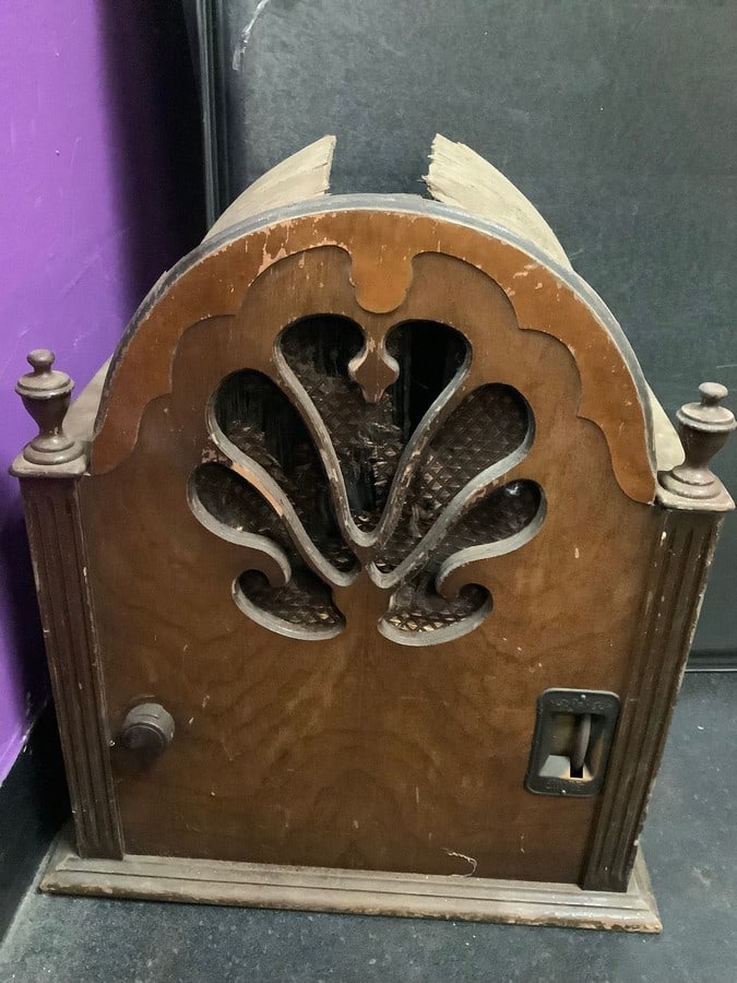 Vintage Ware Electric radio(17.5in.tall-top damaged): Vintage Ware Electric radio(17.5in.tall-top damaged)