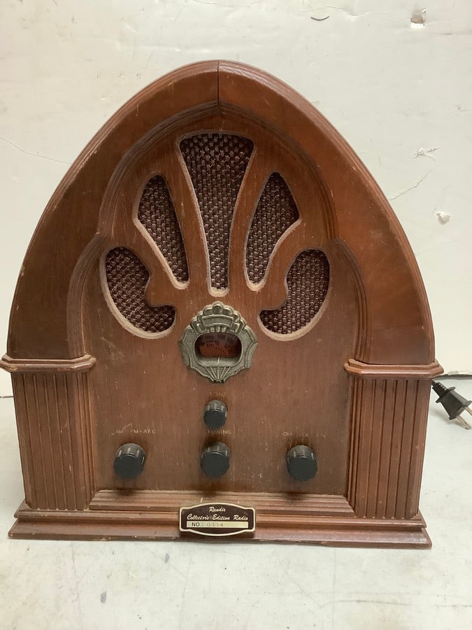 Vintage Randix Collector's Edition radio(model no:OTR-2001-12in.tall): Vintage Randix Collector's Edition radio(model no:OTR-2001-12in.tall)
