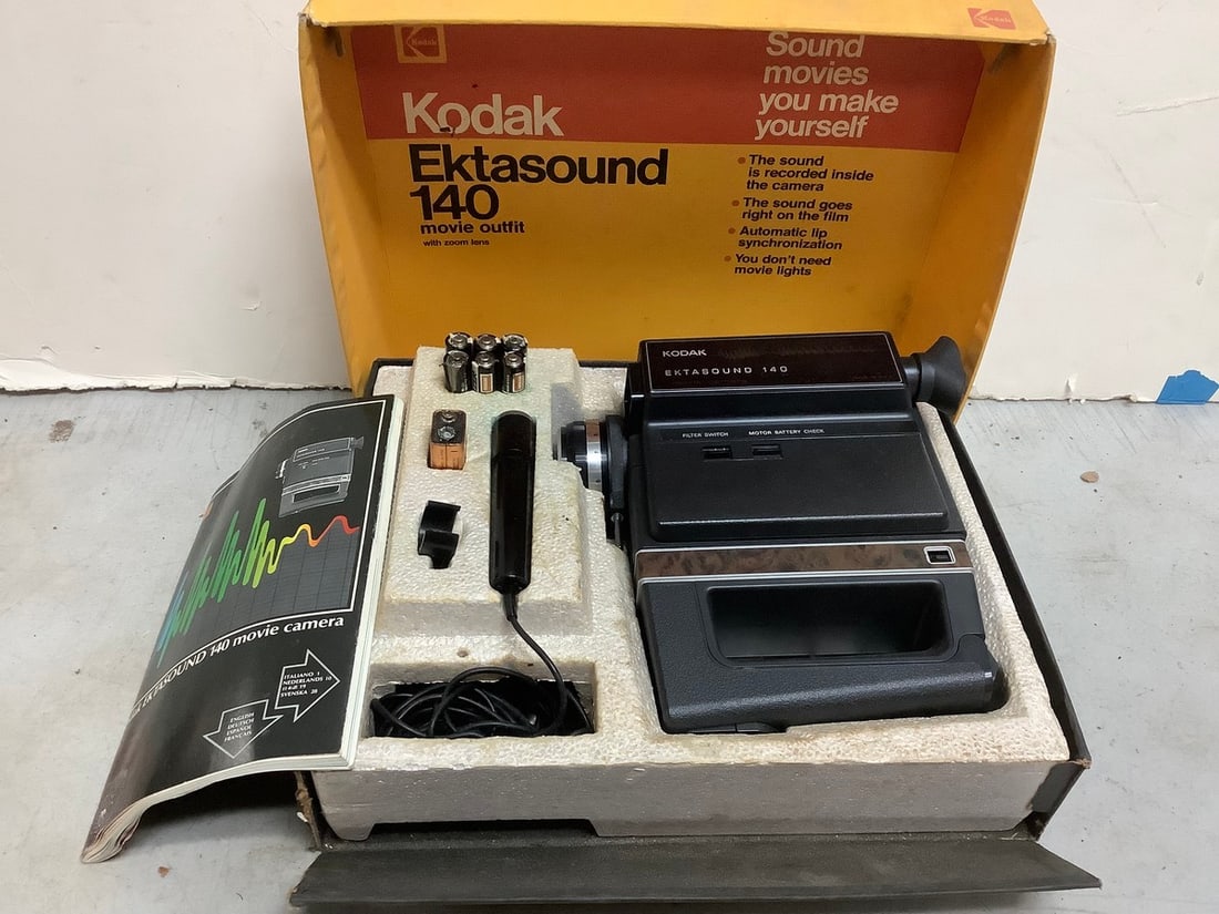 Kodak Ektasound 140 Movie Outfit With Zoom Lens: Kodak Ektasound 140 Movie Outfit With Zoom Lens