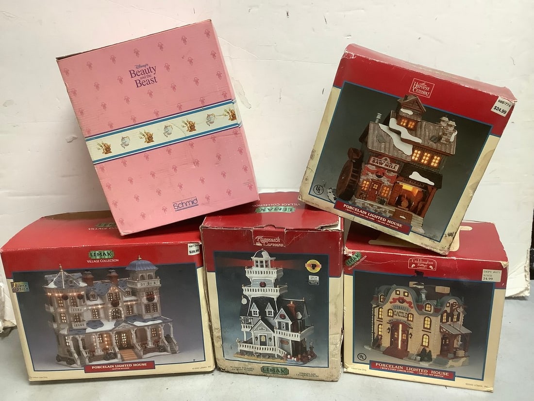 Vintage collectible decor(Lemax, Disney): Vintage collectible decor(Lemax, Disney)