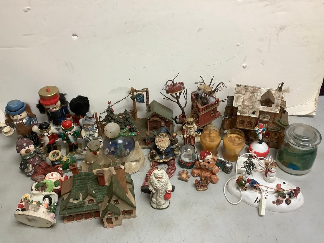 Christmas decor(nutcracker statues-tallest 6.75in., candles, and more): Christmas decor(nutcracker statues-tallest 6.75in., candles, and more)