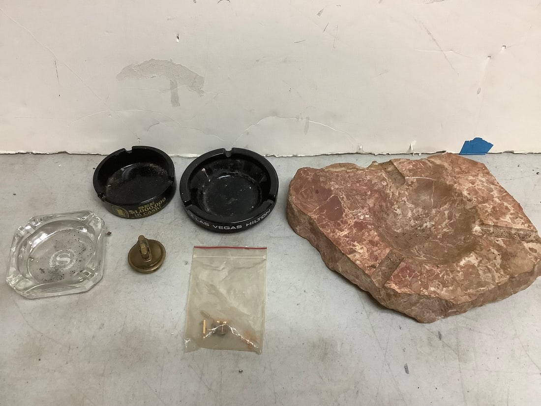 Vintage ashtrays: Vintage ashtrays