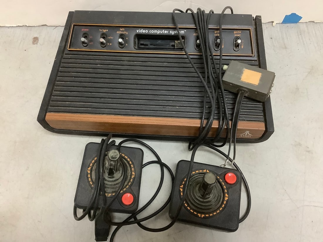 Vintage Atari video computer system with 2 joysticks (1 of 1)