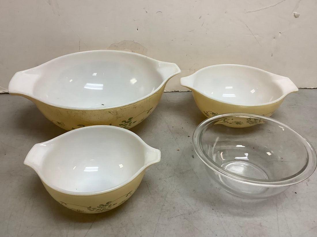 Glass bowl and decorative Pyrex bowls(largest 13in.x10in.x4.25in.): Glass bowl and decorative Pyrex bowls(largest 13in.x10in.x4.25in.)