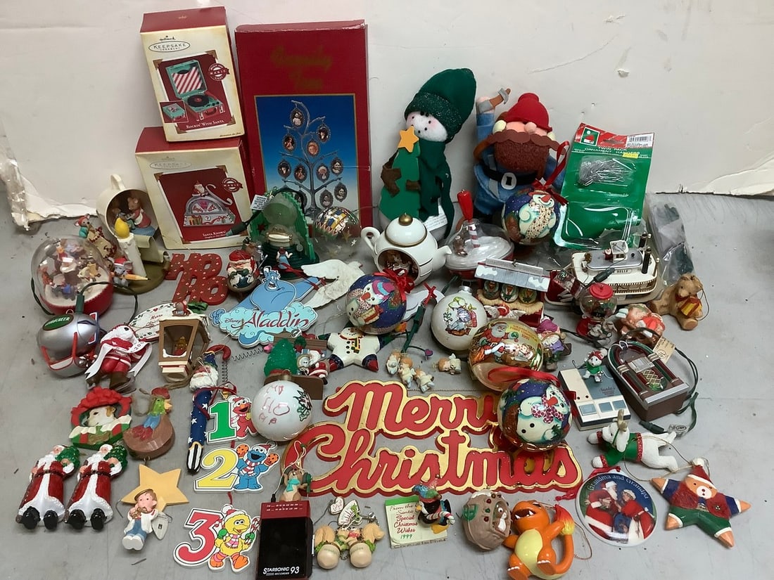 Christmas decor(family tree photo frame, ornaments, and more): Christmas decor(family tree photo frame, ornaments, and more)