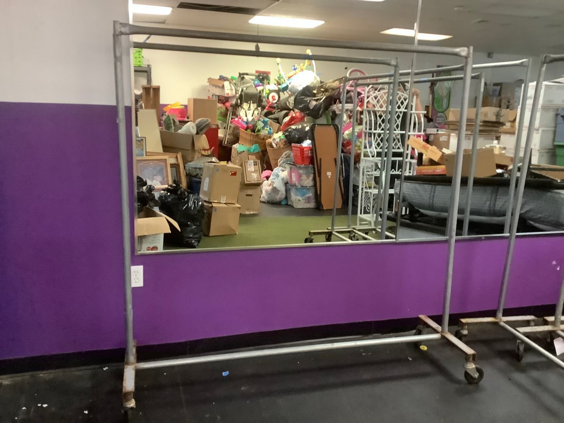 Metal Clothing Rack (67inx68.5inx21in): Metal Clothing Rack (67inx68.5inx21in)
