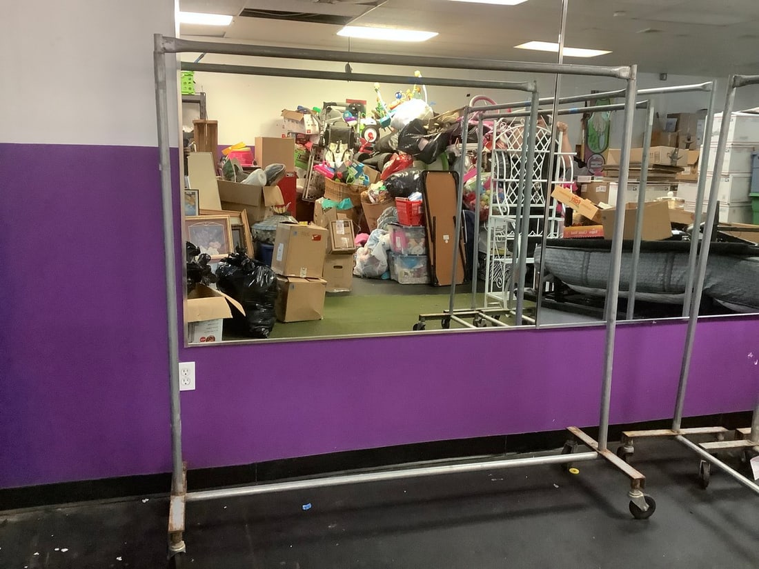 Metal Clothing Rack (67inx68.5inx21in): Metal Clothing Rack (67inx68.5inx21in)