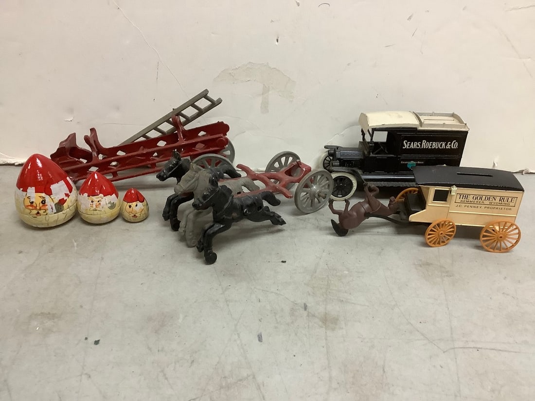 Vintage Horse Carriage Toys and more (4.75in Tall): Vintage Horse Carriage Toys and more (4.75in Tall)