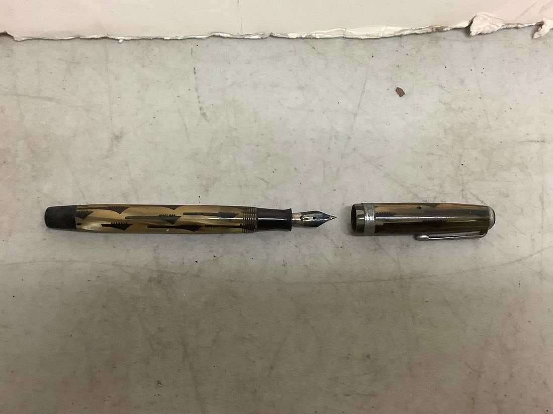 Vintage fountain pen with 14k tip: Vintage fountain pen with 14k tip