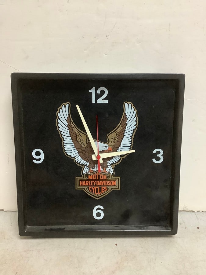 Harley Davidson clock(11in.x11in.-cracked on the side): Harley Davidson clock(11in.x11in.-cracked on the side)