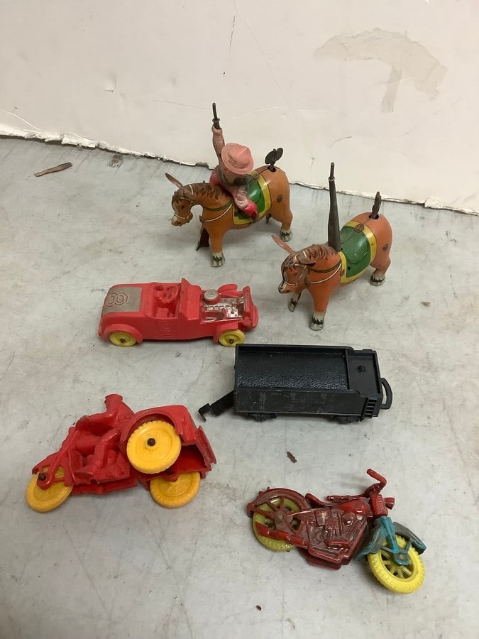 Vintage wind up horse toys and more: Vintage wind up horse toys and more