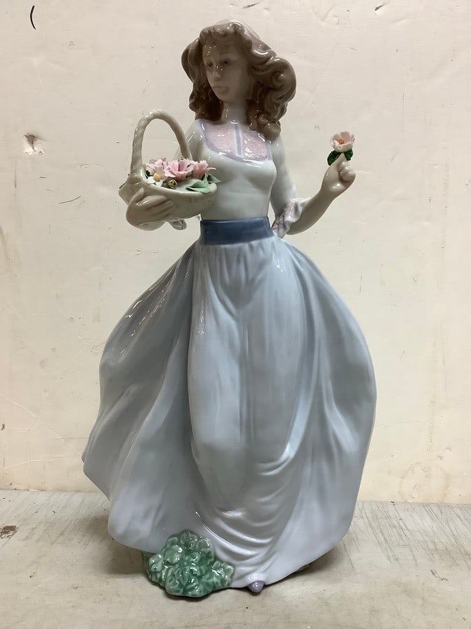 Lladro Porcelain Statue (13in Tall): Lladro Porcelain Statue (13in Tall)