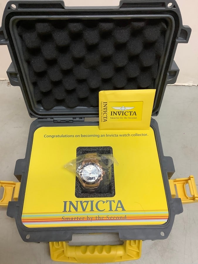 Invicta watch in case with warranty papers (1 of 1)