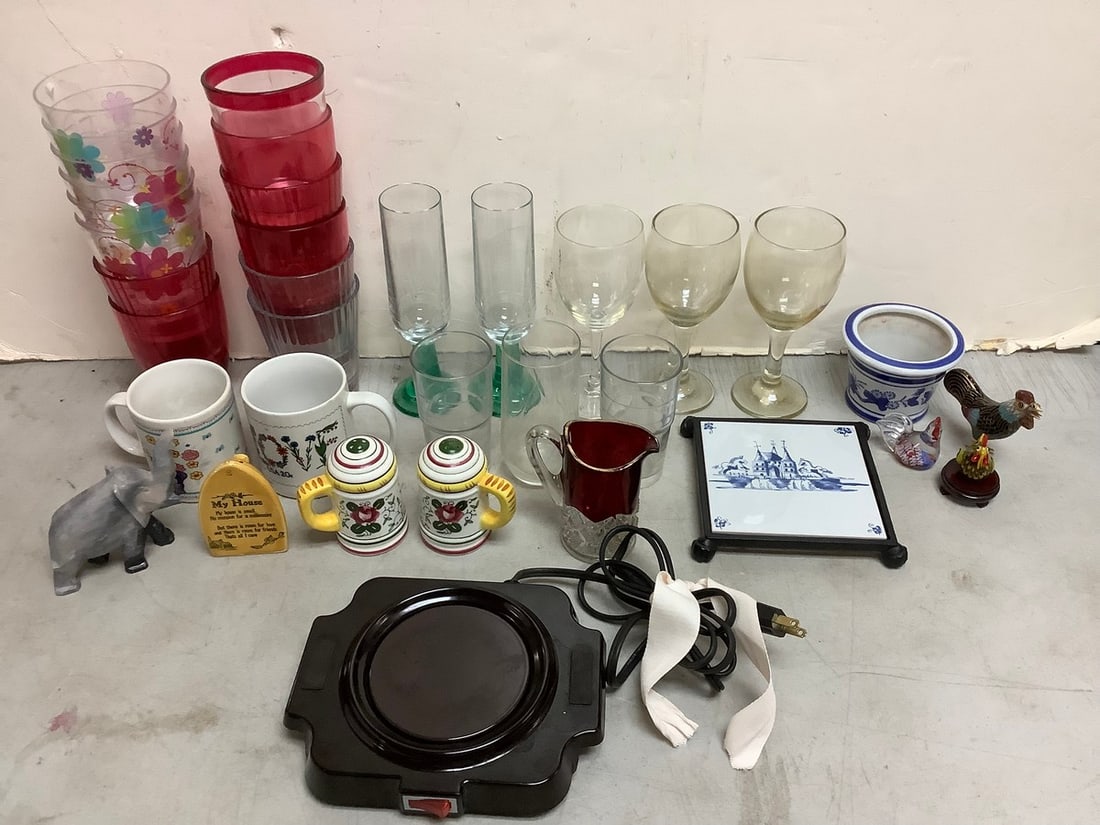 Plastic tumblers/drinking glasses, mugs, and drinking glasses(8.5in.tallest): Plastic tumblers/drinking glasses, mugs, and drinking glasses(8.5in.tallest)