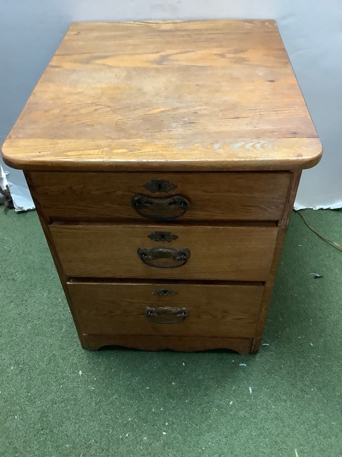 3 Drawer Wooden Nightstand (24.5inx19.25inx22.25in: 3 Drawer Wooden Nightstand (24.5inx19.25inx22.25in