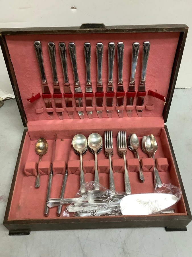 Vintage utensils set in wooden case(16.75in.x11in.x4in.): Vintage utensils set in wooden case(16.75in.x11in.x4in.)