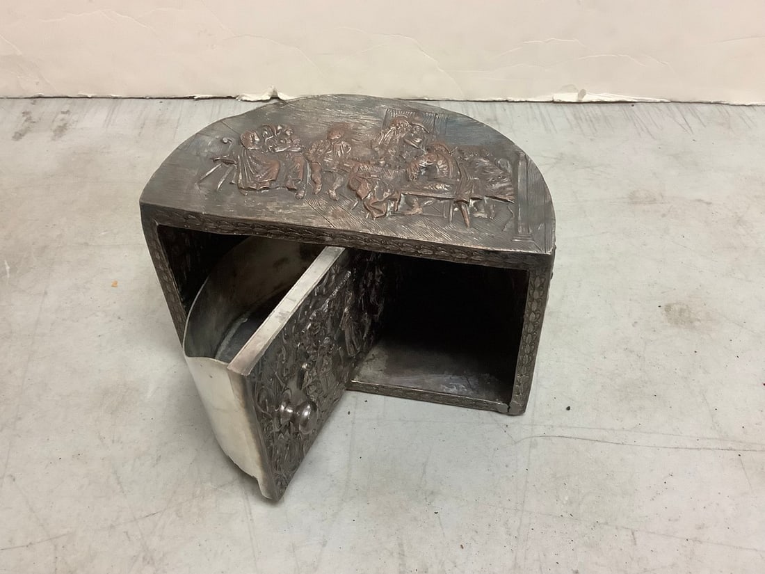Vintage cross ashtray metal from London: Vintage cross ashtray metal from London