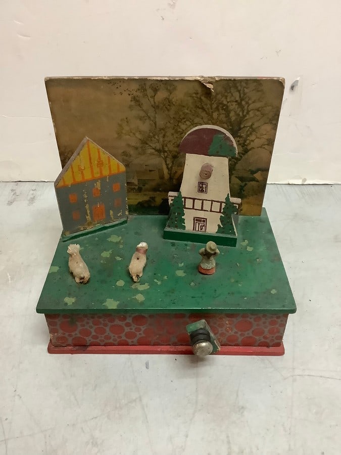 Vintage wooden wind up music box(9in.tall,9.5in.long): Vintage wooden wind up music box(9in.tall,9.5in.long)