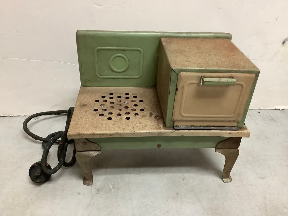 Antique toy oven(8in.x9.5in.x5in.): Antique toy oven(8in.x9.5in.x5in.)