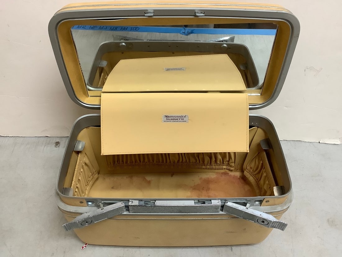 Samsonite train travel case(15in.x8in.x9.5in.) (1 of 1)