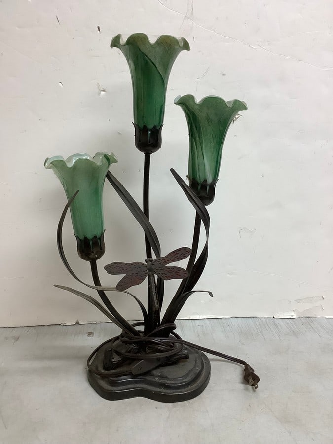 Fred Tiffany lily and dragonfly lamp(21.5in.tall): Fred Tiffany lily and dragonfly lamp(21.5in.tall)