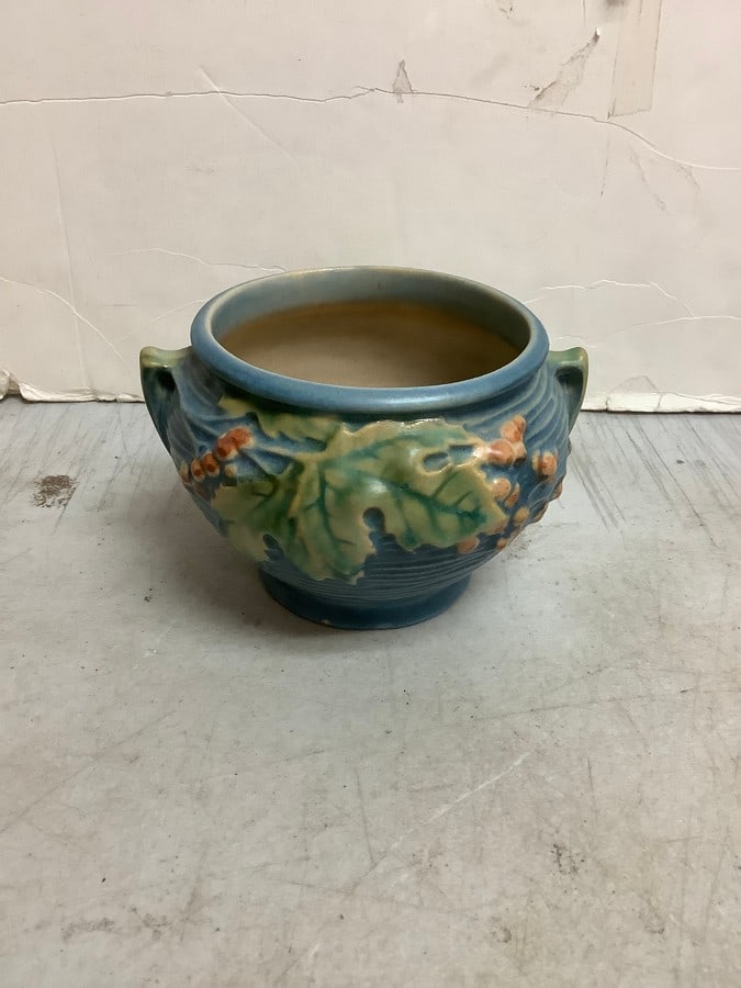 Roseville planter(3.25in.tall): Roseville planter(3.25in.tall)No chips or cracks noted