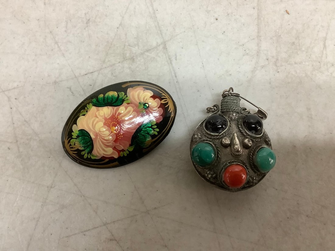 Vintage snuff bottle and pin: Vintage snuff bottle and pin