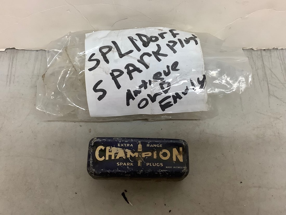 Splidorf old early antique spark plugs and vintage Champion spark plugs tin(empty) (1 of 1)