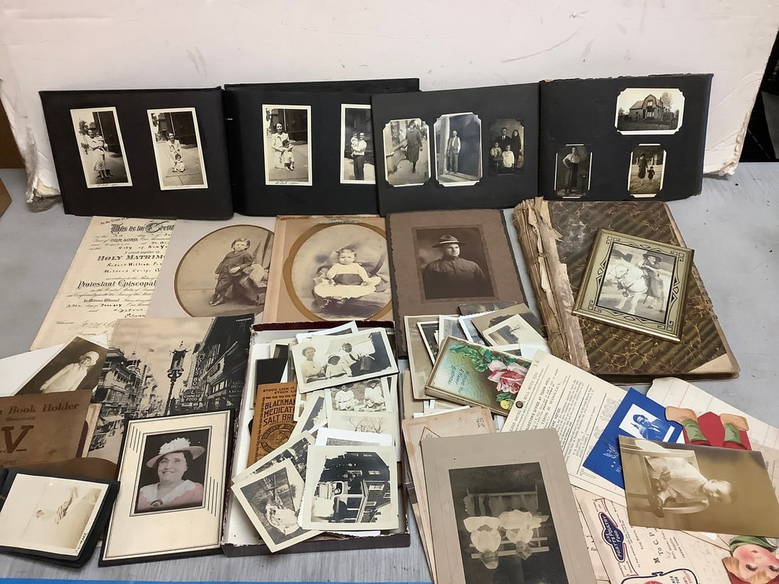 Vintage ephemera(photographs, ledger book, and more): Vintage ephemera(photographs, ledger book, and more)