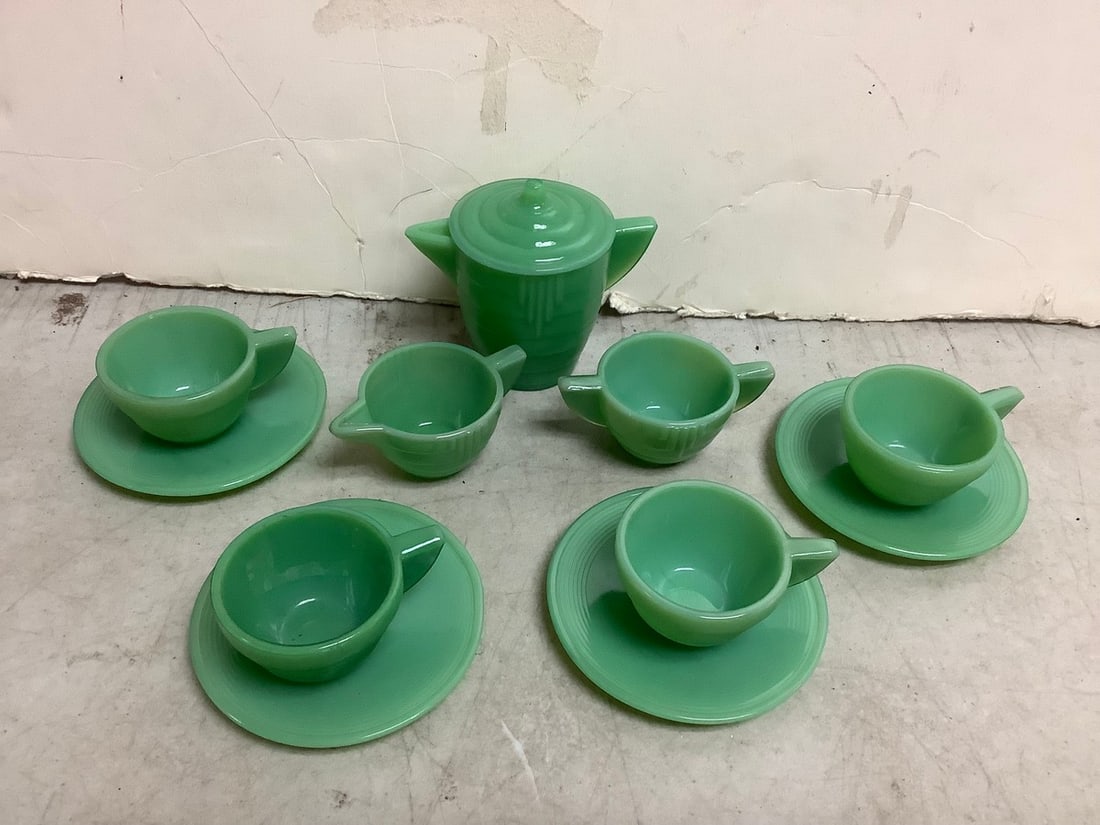 Jadeite child's tea set(tallest 3in.): Jadeite child's tea set(tallest 3in.)