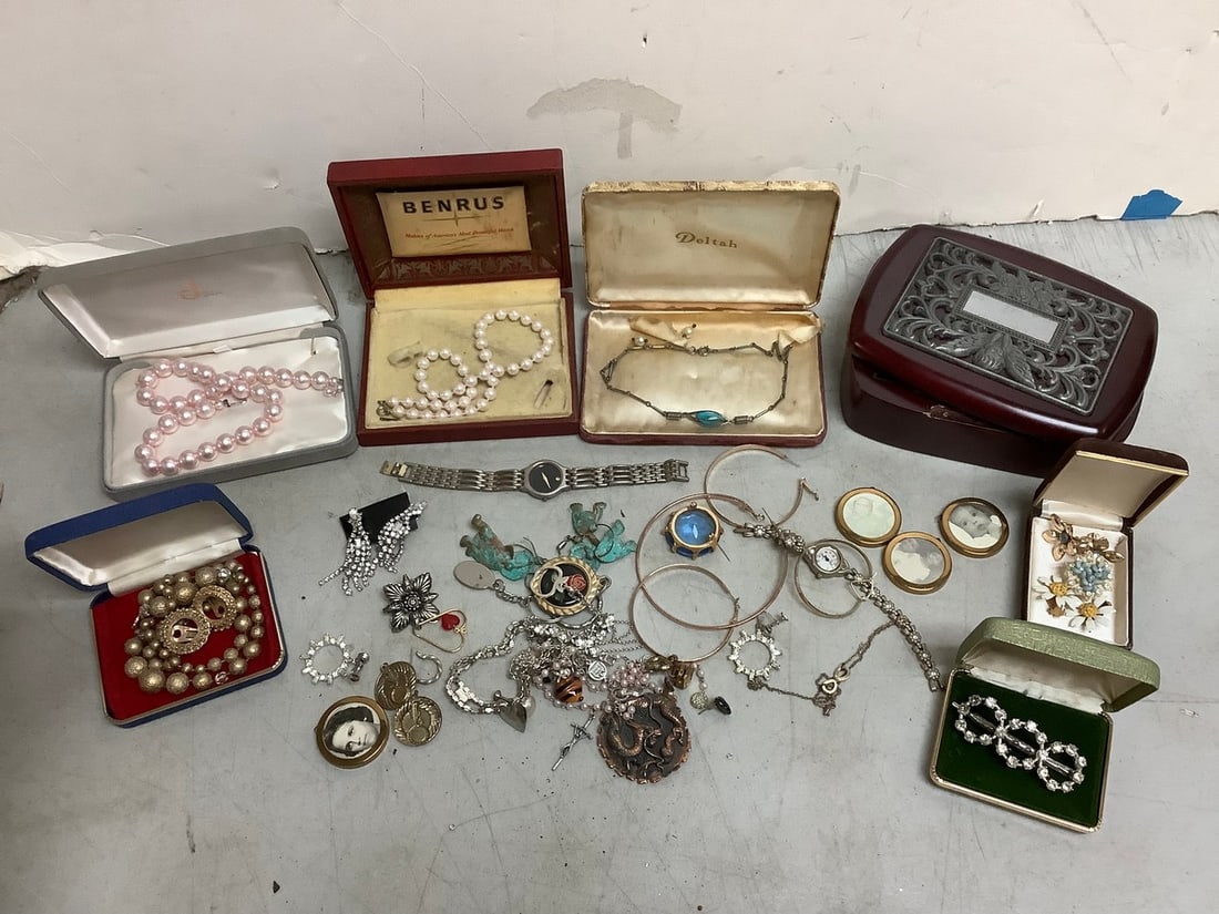 Costume jewelry and jewelry box organizer(7in.x5.25in.x2.25in.): Costume jewelry and jewelry box organizer(7in.x5.25in.x2.25in.)