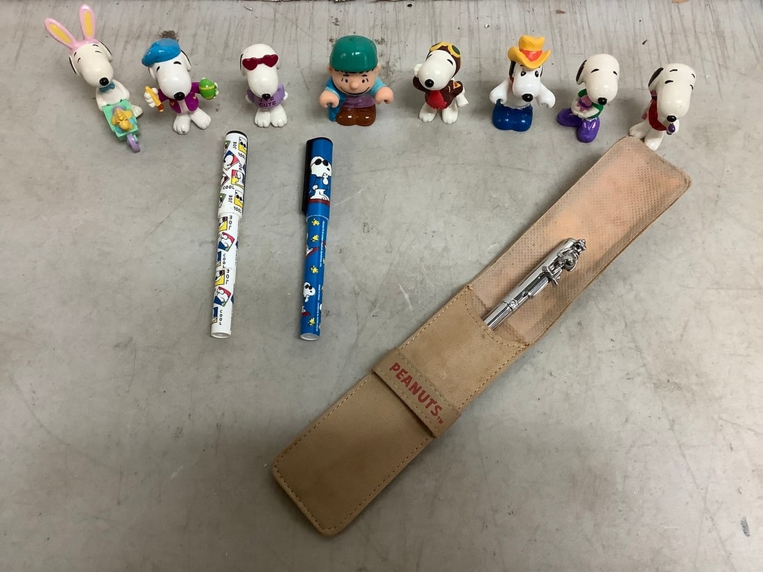 Vintage Peanuts figures and pens: Vintage Peanuts figures and pens
