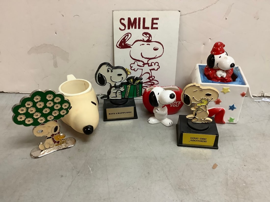 Snoopy Decorative Ceramics (Snoopy in Box Cracked), Snoopy Fake Trophies, and more (Tallest - 6.5in): Snoopy Decorative Ceramics (Snoopy in Box Cracked), Snoopy Fake Trophies, and more (Tallest - 6.5in)