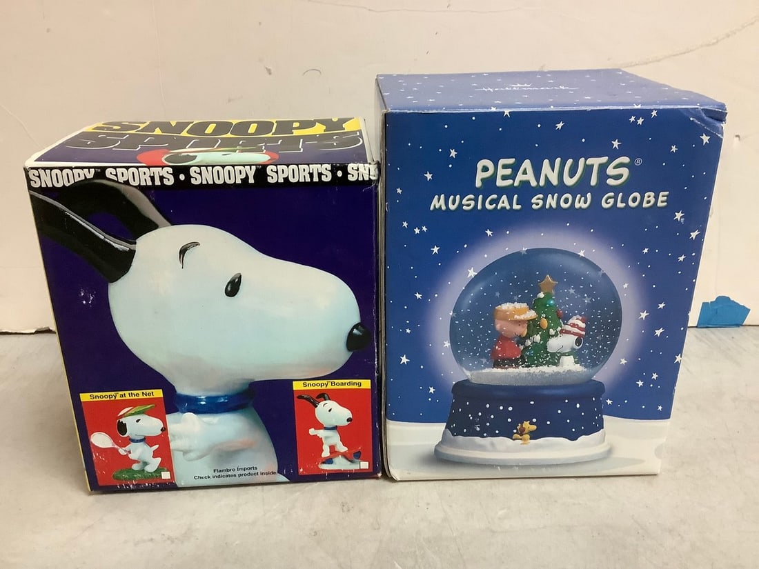 Sports Snoopy Ceramics and Peanuts Musical Snow Globe (1 of 1)