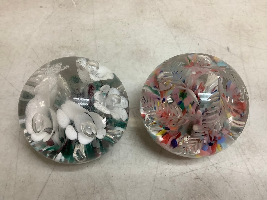 Glass orb paperweights(tallest 3.5in.): Glass orb paperweights(tallest 3.5in.)