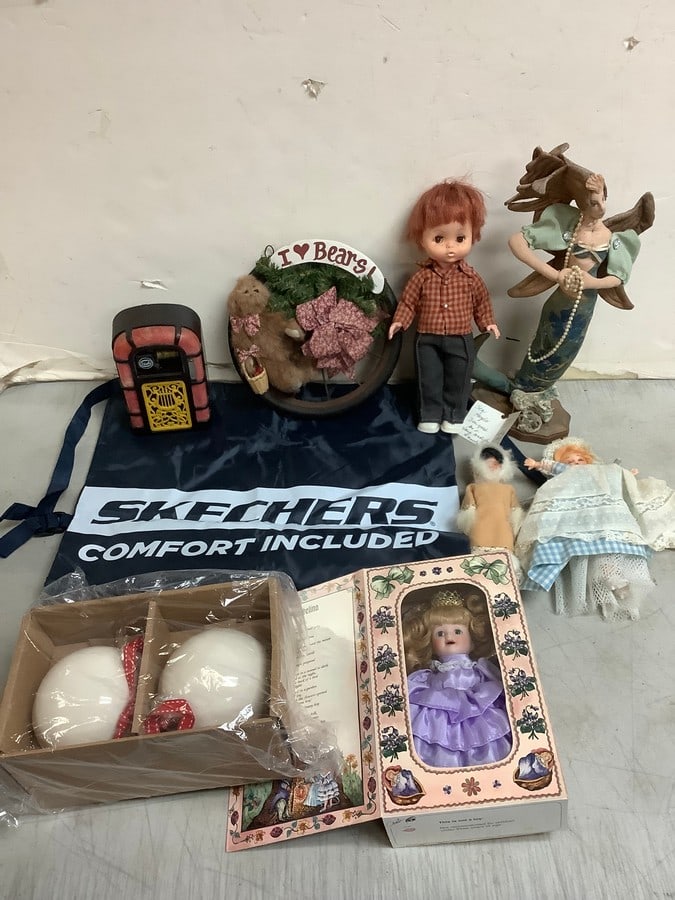 Vintage statues, Ideola jukebox decor, and more: Vintage statues, Ideola jukebox decor, and more