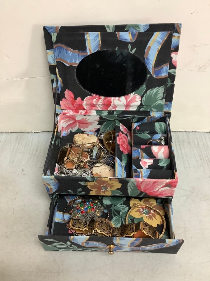 Floral Jewelry Box with some Jewelry Inside(3inx6.5inx4.5in): Floral Jewelry Box with some Jewelry Inside(3inx6.5inx4.5in)