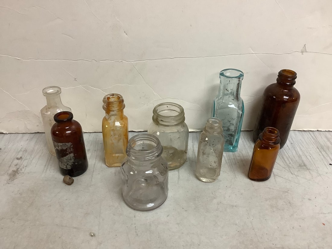 Vintage glass bottles(4in.tallest): Vintage glass bottles(4in.tallest)