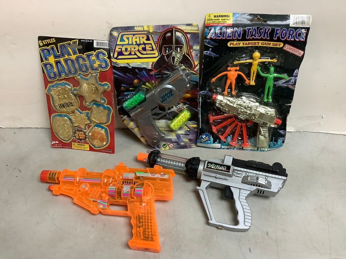 Various toy guns: Various toy guns