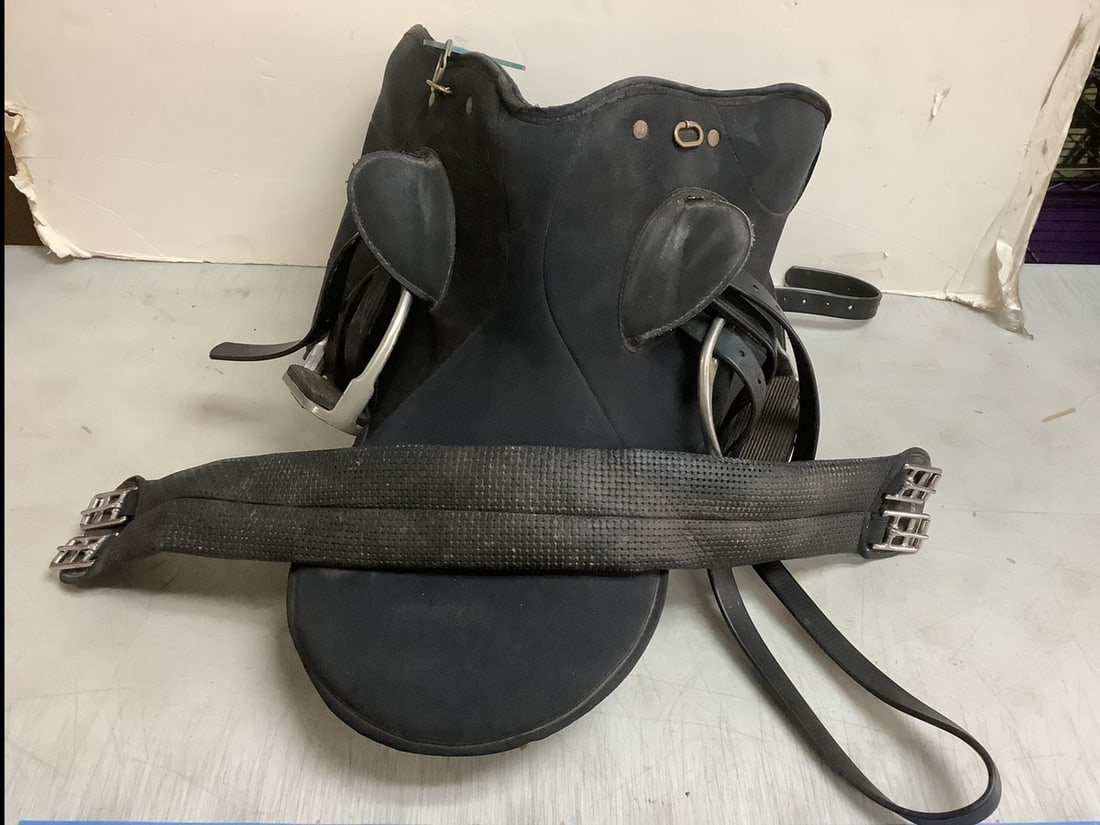 Vintage Winter style horse saddle and girth extender: Vintage Winter style horse saddle and girth extender