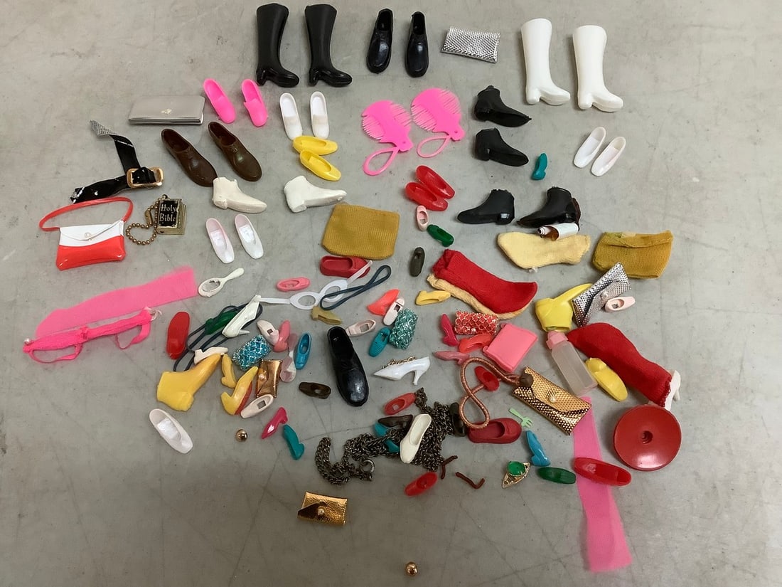 Vintage 1960's Barbie shoes/accessories (1 of 1)