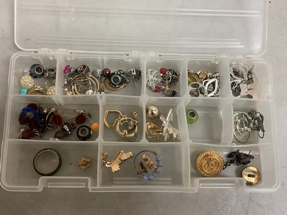 Costume jewelry(Earrings, rings, and more) (1 of 1)