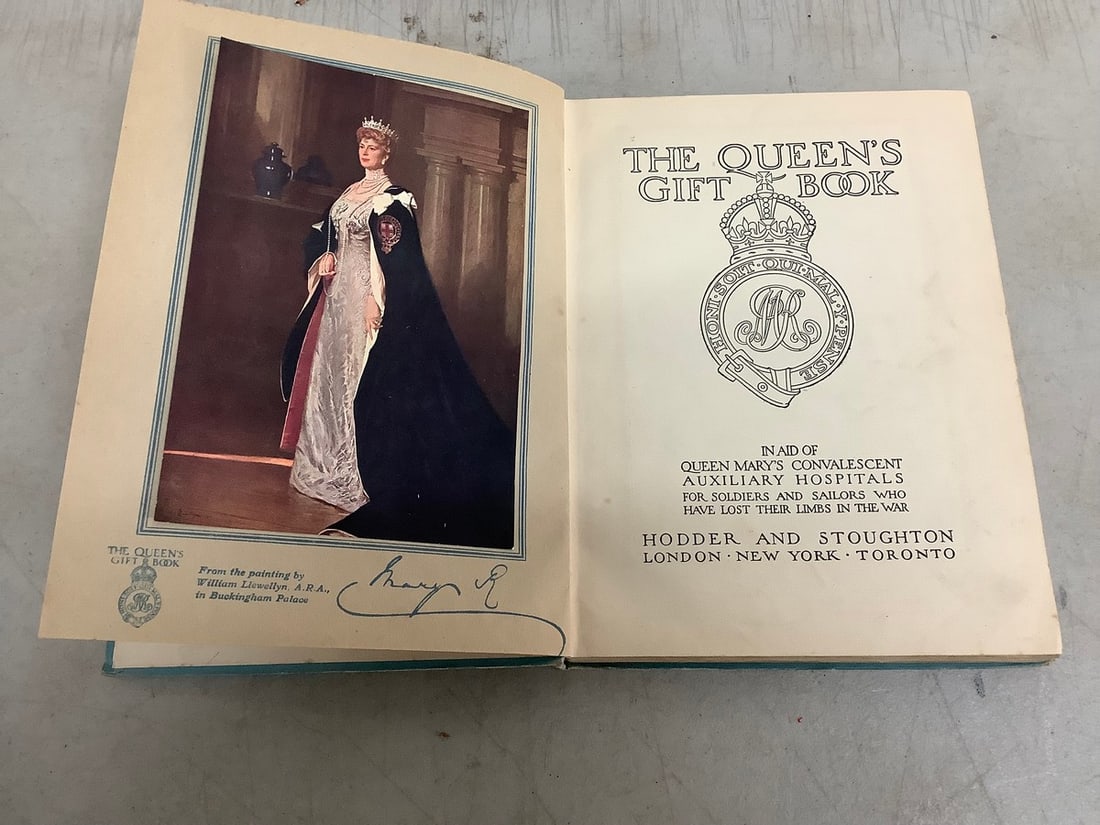 Vintage The Queens Gift Book (1 of 1)