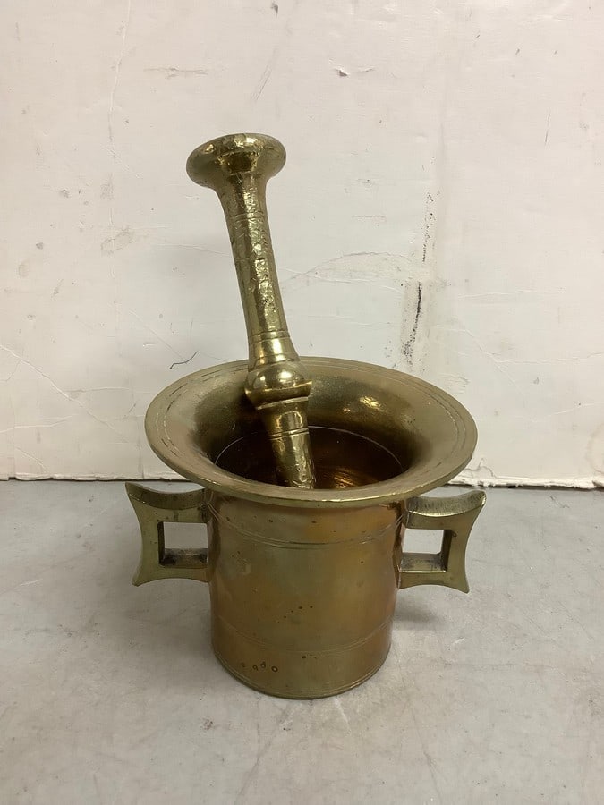 Antique brass mortat and pestle(4in.tall): Antique brass mortat and pestle(4in.tall)
